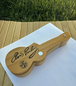 Pluma Oficial de Coleccionistas Elvis Presley E.P.E Edición Limitada en Estuche de Guitarra de Madera - Imagen 1 de 7