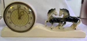 Hermosa pieza de reloj de escritorio de cerámica Art Deco vintage con caballos funcionando - Imagen 1 de 6