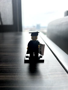 LEGO Minifigure - Graduate - Series 5 - Picture 1 of 1