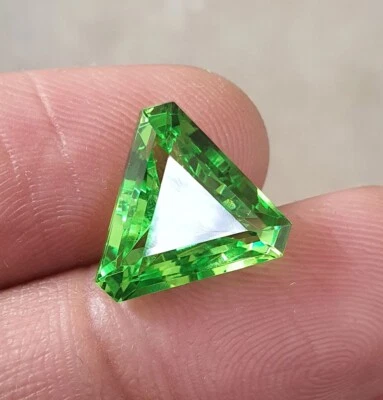 9.22 Ct Flawless Green Peridot Trillion Cut Lab Grown AAA Quality Loose Gemstone - Image 1 of 4
