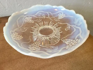 Antike Northwood weiß opalisierende Glasschale mit Fuß Traube und Rankenmuster - Bild 1 von 10