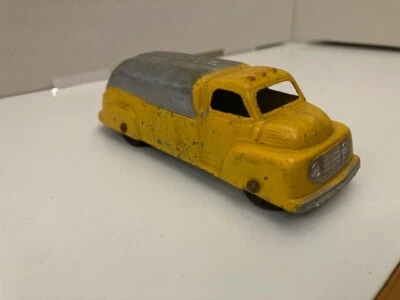 VINTAGE 1960 TOOTSIE TOY CHICAGO EUA CAMINHÃO TANQUE DE GASOLINA AMARELO E PRATA - Imagem 1 de 4