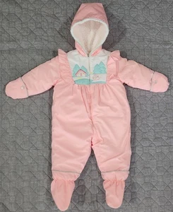 Nuevo sin etiquetas Traje de nieve Tiny Tots vintage de principios de los 90 en rosa con mitones/botines; 24 meses - Imagen 1 de 15