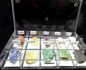 Minerali Box Scatola Plexiglass Collezione Di 10 Minerali Grezzi... - Foto 1 di 3