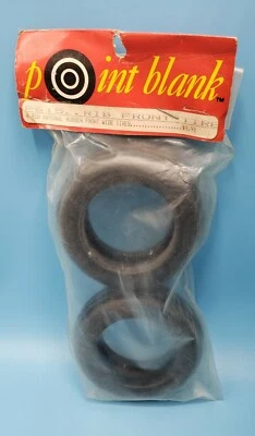 Pneus de buggy dianteiros largos vintage Trinity Point em branco P615 4 nervuras Losi Associated  - Imagem 1 de 3