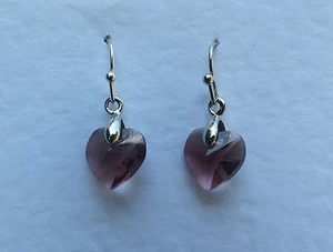 SMALL HEART DROP EARRINGS FACETED PLUM PURPLE GLASS SILVER PLATED FITTINGS - Imagen 1 de 1