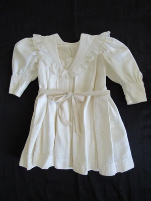 古董手工奶油女孩连衣裙 ~ 长袖打褶蕾丝 ~ 展示 ~ 2/3 — 第 1/4 张图片