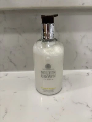 LOCIÓN DE MANOS MOLTON BROWN PRANGE & BERAMOT 10 OZ NUEVA *LA BOMBA ESTÁ AGRIETADA Foto 1 de 4