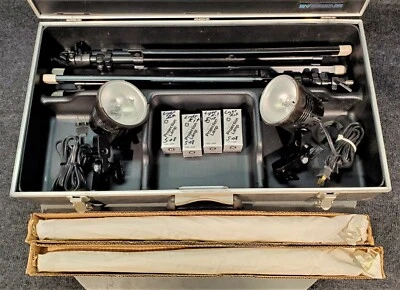 SMITH VICTOR PHOTOGRAPHY MODEL 700 STUDIO LIGHTS KIT + TRIPODS, UMBRELLAS, BULBS - Image 1 of 4