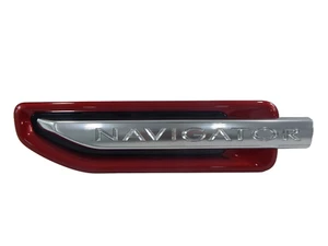 NUEVO FABRICANTE DE EQUIPOS ORIGINALES 2018-2021 LINCOLN NAVIGATOR LH guardabarros lateral emblema alfombra roja - Imagen 1 de 8