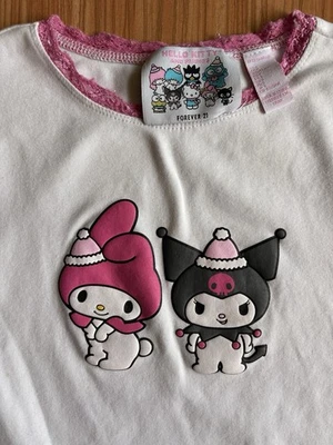 Camiseta Hello Kitty & Friends My Melody & Kuromi Forever 21 Collection Foto 1 de 4
