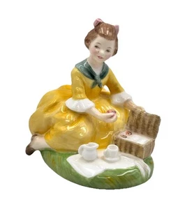 Royal Doulton "Picnic" Figurine HN 2308" c.1900 - Picture 1 of 8