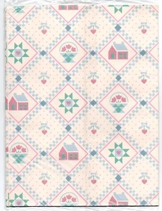 Muestreador de edredón vintage envoltura de regalo, papel de envolver, casa, corazones, cesta de flores - Imagen 1 de 5