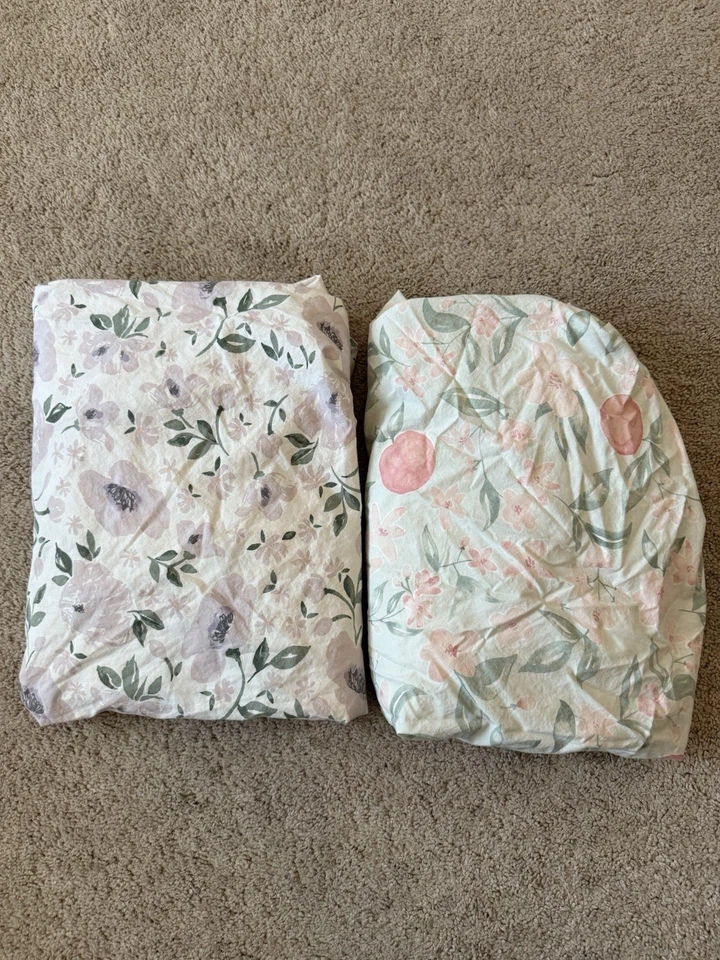 2 lençóis ajustados rosa/roxo para berço floral de algodão orgânico infantil Pottery Barn - Imagem 1 de 4
