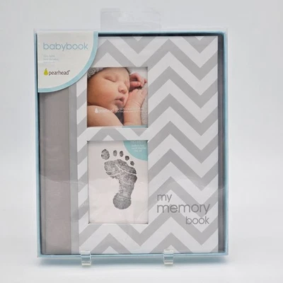 Libro de recuerdos Pearhead Baby con diseño Chevron y kit de mano/huella Foto 1 de 2