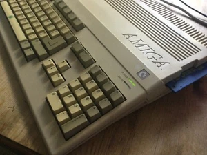 'Vintage' Commodore AMIGA A500 Computer plus joysticks Swiv, Turrican - Afbeelding 1 van 12