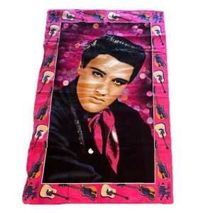 Tapiz colgante de pared Elvis Presley 100 % rosa guitarras Rockabilly 52" x 34" usado en excelente estado - Imagen 1 de 3