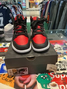 Nike Air Jordan Turnschuhe 554725-079, 1 Mid GS schwarz/feuerrot Leder Jugend 4,5 Jahre - Bild 1 von 6