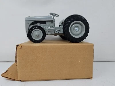 Tractor Ford 9N Ertl 1985 edición coleccionista. 1/16  Foto 1 de 4