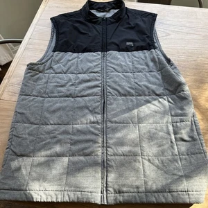Travis Mathew Vest - Size Large - Barely Worn - Picture 1 of 4