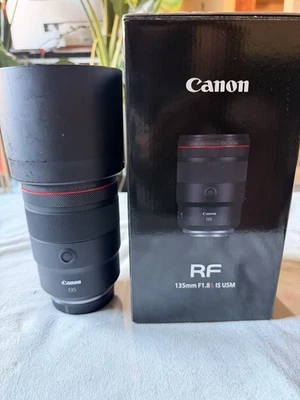 Lente Canon RF 135 mm f/1,8 L Is USM con tapa frontal y capucha Foto 1 de 4