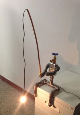 Lámpara de mesa Fisherman Industrial Robot Tubo Negro Steampunk Pesca Eléctrica Foto 1 de 4