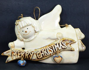 ANGELO CERAMICA PESANTE VINTAGE DECORAZIONE DA APPENDERE BUON NATALE CON CUORI 10"x6" - Foto 1 di 8