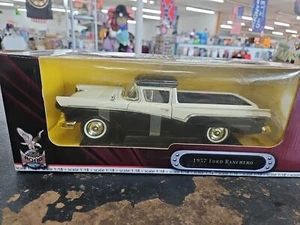 Modellino in metallo pressofuso Road Signature 1957 Ford Ranchero bianco e nero scala 1:18 - Foto 1 di 9