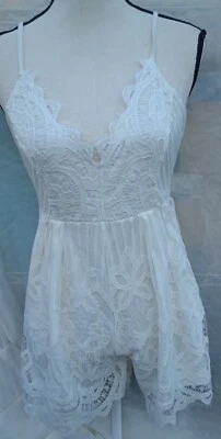 无品牌尺寸 S 奶油色带白色蕾丝波西米亚无袖低背 v 领短连身裤 — 第 1/4 张图片