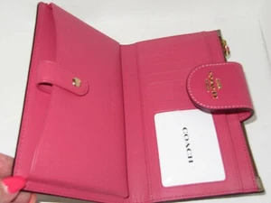 Cartera para teléfono Coach C2874 Tech bloques de color caqui firma Strawberry Haze nueva con etiquetas $250 - Imagen 1 de 10