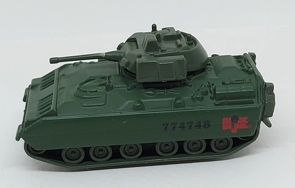 Tanque GI JOE SERIE I M3 BRADLEY CFV VERDE OSCURO 2001 MAISTO Foto 1 de 4