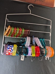NOS POSTEN VON 40 LUCITE KUNSTSTOFF ARMREIF ARMBÄNDERN - Bild 1 von 9