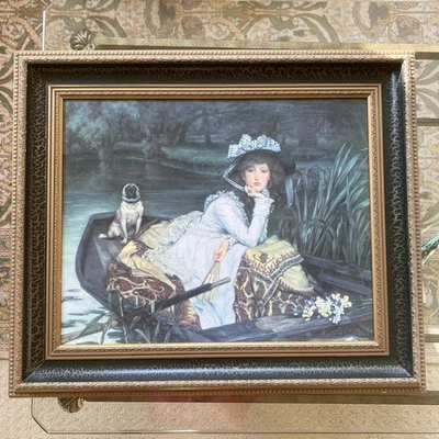 Impresión de pintura vintage de Dama en un barco James Tissot 1870 enmarcada para mujeres y perro Pug Foto 1 de 4