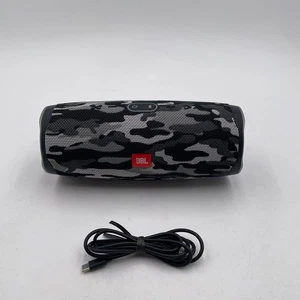 JBL Charge 4 Tragbarer Bluetooth Lautsprecher (Schwarz/Weiß Camouflage) - Bild 1 von 4