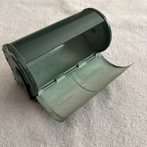 Vintage grün Metall Gürtel montiert drehbare Wurm Angeln Köder Box mit Klappdeckel - Bild 1 von 5