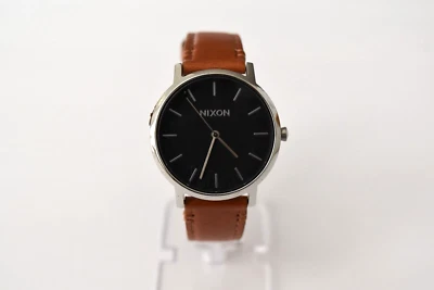 Reloj Nixon Sentry cuero marrón esfera negra $150 Foto 1 de 4