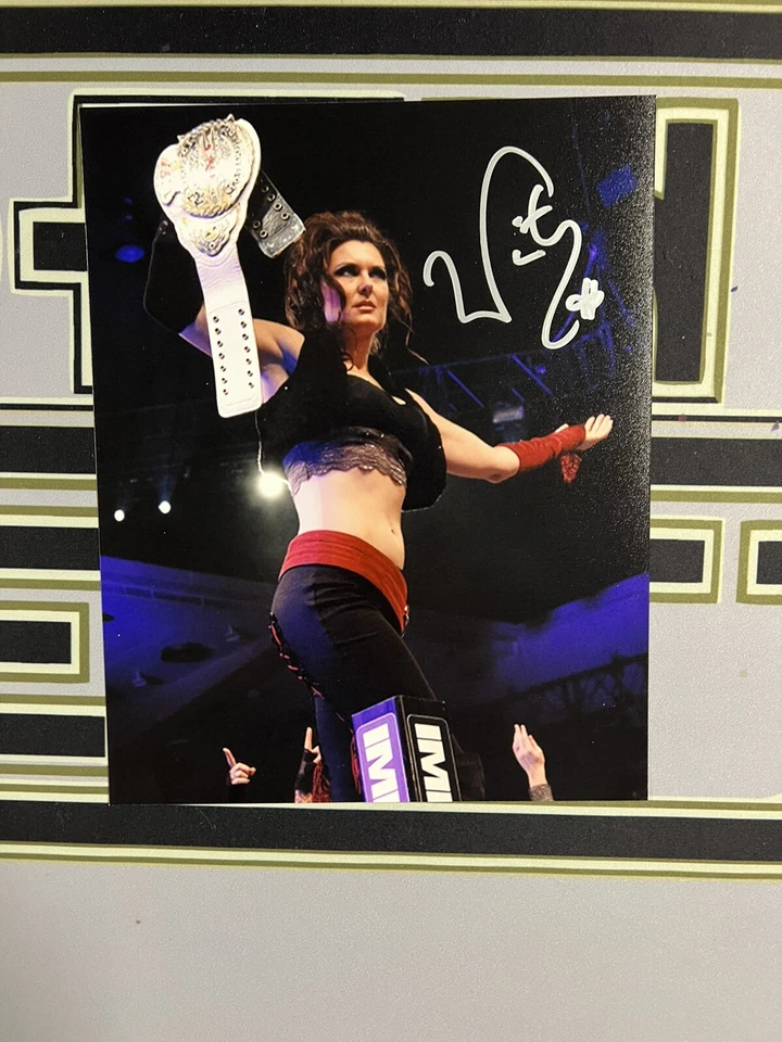 Фотография чемпиона с автографом 8x10 Winter TNA Katie Lea Wrestling - Изображение 1 из 1