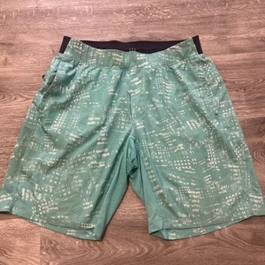 LULULEMON License To Gain Shorts Men’s 9” Inseam Pockets Stretch Green Large - Picture 1 of 6