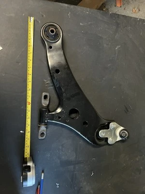 Cont inferior delantero. Brazo + rótula. Lexus RX350, RX450H, 2010-2020.  + Toyota  Foto 1 de 4