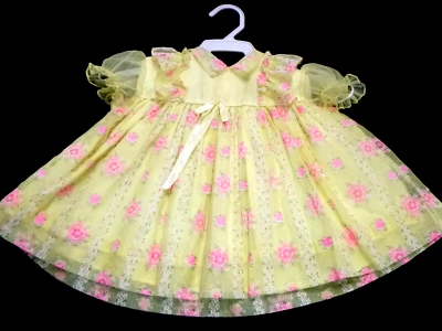Vestido De Colección Años 60 Amarillo Nylon Transparente Niñas LO ÚLTIMO Rosa Flocado Floral Talla 12-24 Mos Foto 1 de 4
