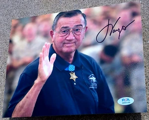 Foto firmada por Jay Vargas Medalla de Honor 8x10 PSA/DNA MOH MARINES - Imagen 1 de 2