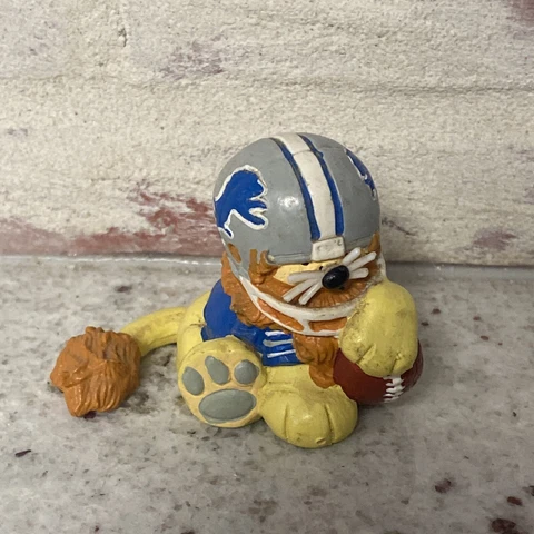 VINTAGE 1983 Detroit Lions NFL PVC Huddles MASCOT Figure Tudor Games Cover