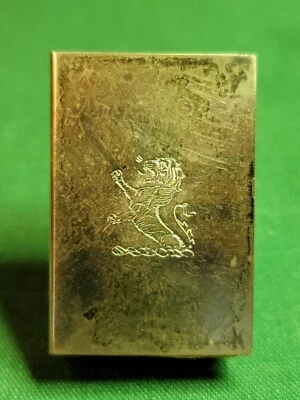 Antigua cubierta de caja de cerillas de plata de ley grabado de león masculino  Foto 1 de 4