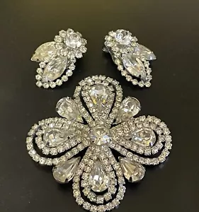 IMPRESIONANTES PENDIENTES VINTAGE DE DIAMANTES DE IMITACIÓN TRANSPARENTES FIRMADOS EN BLANCO Y BROCHE TONO PLATA - Imagen 1 de 2
