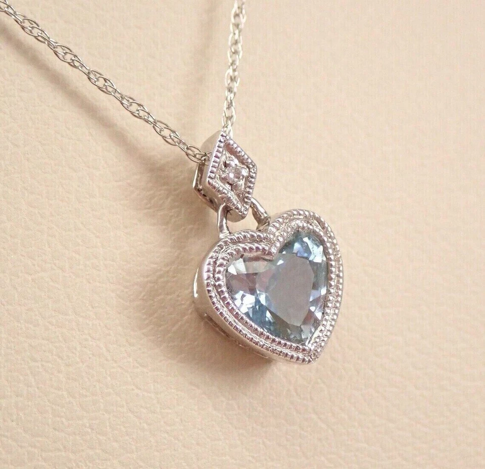 Colgante corazón aguamarina simulada corte corazón para mujer enchapado en oro blanco de 14 k Foto 1 de 4