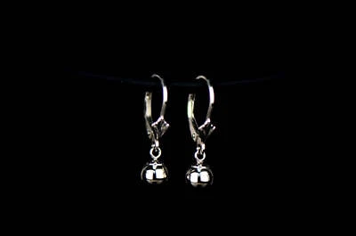 Pendientes perforados colgantes de plata de ley pulidos con palanca de bola Foto 1 de 4