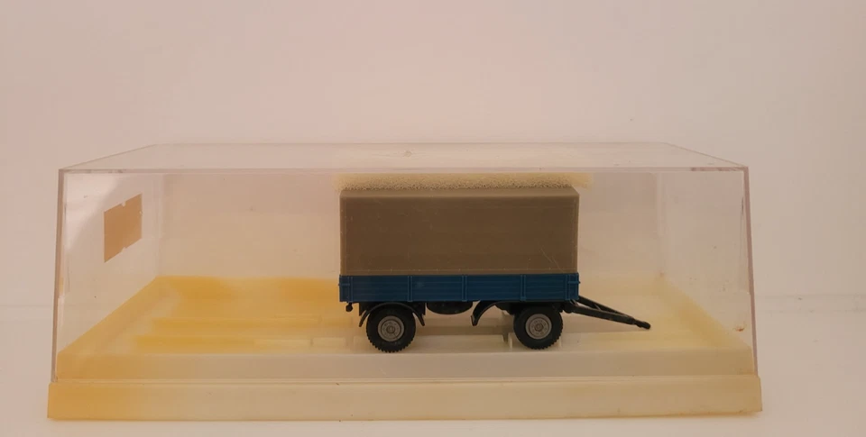 Modellautos 1:87 Anhänger 2-achsig Pritsche mit Plane in OVP von Brekina, 5525 - Bild 1 von 2