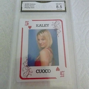 CARTA DA GIOCO KALEY CUOCO PENNY THE BIG BANG THEORY STILE FRANCESE 5H GRADO 8,5 - Foto 1 di 2