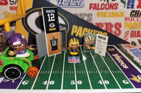 2017 NFL Series 6 Teenymates Green Bay Packers QB Aaron Rodgers  figure/locker Cover