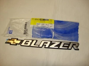 1995 - 2005 CHEVROLET BOWTIE BLAZER DOOR GATE EMBLEM NEW OEM - Picture 1 of 2